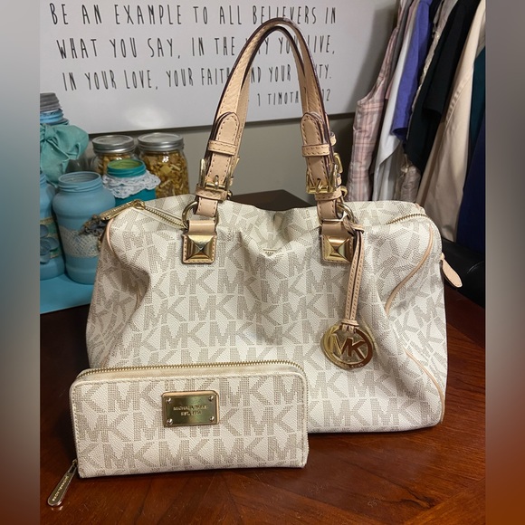 Michael Kors Handbags - Michael Kors Purse and Wallet 🤍